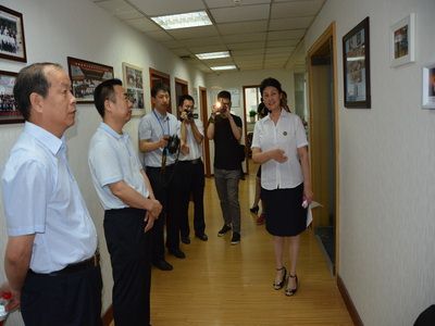 我处胡晓华主任向参观人员介绍我处的文化长廊